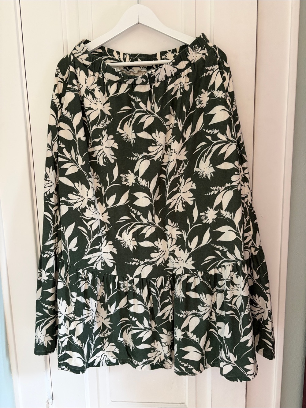 Abercrombie & Fitch • Green and White Linen Floral Maxi Skirt (Size M)
